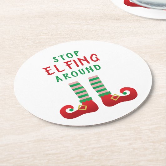 Stop met Elfing rond het grappige kerstGezegde Ronde Kartonnen Onderzetter (Gebogen)