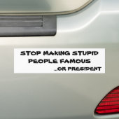 Stop met het beroemd maken van domme mensen of pre bumpersticker (Op auto)