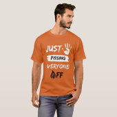 Stop met iedereen te pissen t-shirt (Voorkant volledig)