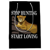 Stop met jagen, begin met liefhebben van leeuwinne medium cadeauzakje (Voorkant)