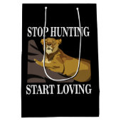 Stop met jagen, begin met liefhebben van leeuwinne medium cadeauzakje (Achterkant)