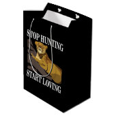 Stop met jagen, begin met liefhebben van leeuwinne medium cadeauzakje (Achterkant Gekanteld)