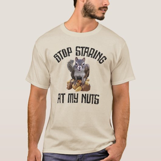 Stop met naar mijn noppen te staren - grappig vier t-shirt (Voorkant)