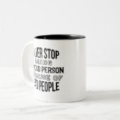 Stop nooit met het zijn van een goede persoon die  tweekleurige koffiemok (Voorkant links)