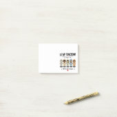 Stop racisme we zijn allemaal mensen post-it® notes (Op bureau)