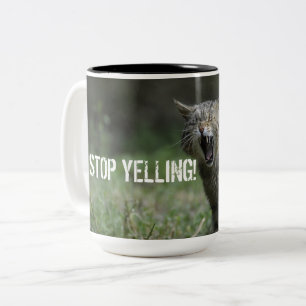 "STOP YELLING" staat in deze mok allemaal.