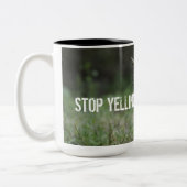 "STOP YELLING" staat in deze mok allemaal. (Links)