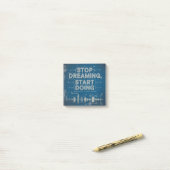 Stoppen met dromen, beginnen met doen post-it® notes (Op bureau)