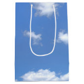 Stork and Baby Boy in Clouds Medium Cadeauzakje (Achterkant)