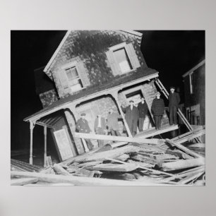 Storm beschadigd huis, 1914. Oude foto Poster