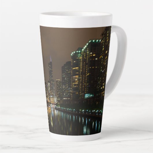 Storm brouwen boven Chicago Latte Mok (Rechterhoek)