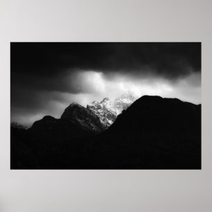 Storm en zon boven de bergen poster
