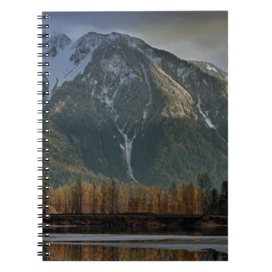 Storm opruimen over bergen bij zonsondergang 2 notitieboek (Voorkant)