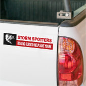 Storm spotters die ons riskeren om u te helpen spa bumpersticker (Op Truck)
