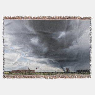 Storm tornado of twister die hooi optilt bij slech deken