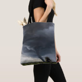 Storm tornado of twister die hooibalen optilt tote bag (Dichtbij)