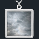 Storm wolken breken zilver vergulden ketting<br><div class="desc">Donkere stormachtige wolken breken uit elkaar in de voorgrond van deze kleurenfoto. De wolkenlagen worden lichtere schaduwen van grijs dieper in het afbeelding. De wenken van de lichtblauwe hemel zijn zichtbaar voorbij de wolken van het storm terwijl het weer begint op te ruimen. Digitale kleurenfoto. Copyright © 2010 Claire E....</div>