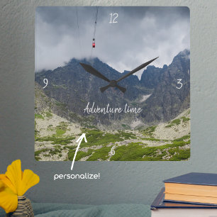 Storm wolken over de bergen die aanpasbaar zijn vierkante klok