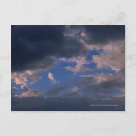 Storm wolken tegen blauwe lucht briefkaart (Voorkant)