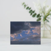 Storm wolken tegen blauwe lucht briefkaart (Staand voorkant)