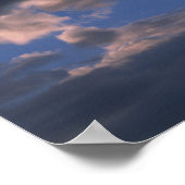 Storm wolken tegen blauwe lucht poster (Hoek)