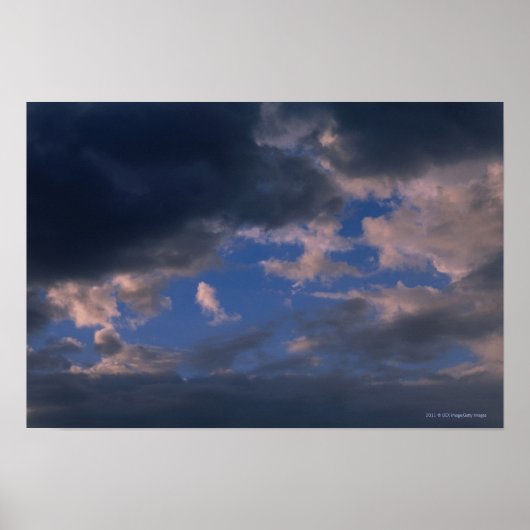 Storm wolken tegen blauwe lucht poster (Voorkant)