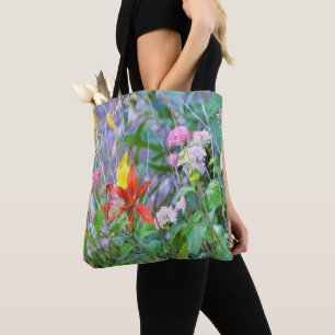 Stormachtig tuinlandschap met hortensia en lelies tote bag
