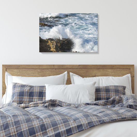 Stormachtig zee, golven die op stenen neerstorten canvas afdruk (Insitu (Slaapkamer))