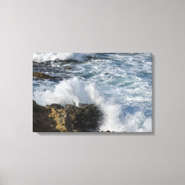 Stormachtig zee, golven die op stenen neerstorten canvas afdruk