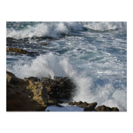Stormachtig zee, golven die op stenen neerstorten perfect poster