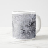 Stormachtige golf die breekt grote koffiekop (Voorkant rechts)