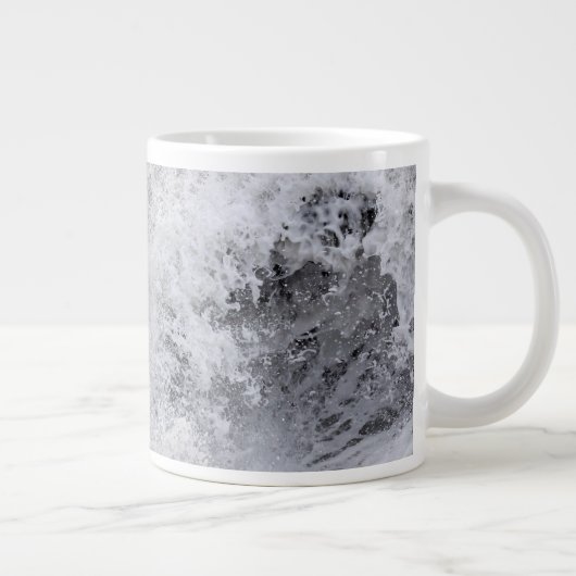 Stormachtige golf die breekt grote koffiekop (Rechts)