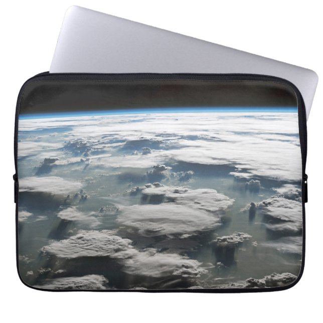 Stormachtige hemel boven de Amazone Laptop Sleeve (Voorkant)