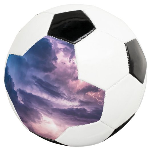Stormachtige luchten voetbal (Drie kwart)