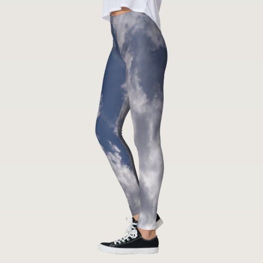 stormachtige wolken die zich op unieke leggings vo (Links)