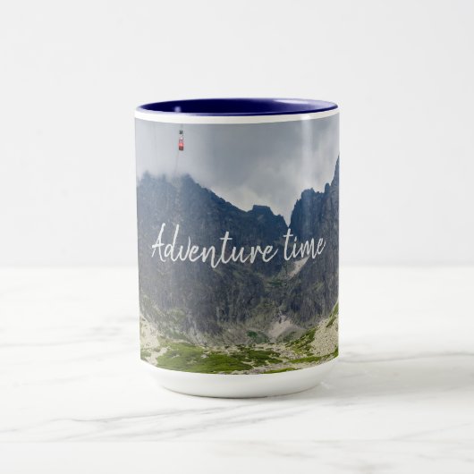 Stormen wolken over de bergen mok (Midden)