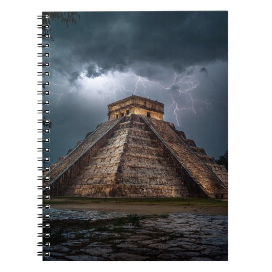 Stormlit Chichen Itza Piramide Notitieboek (Voorkant)