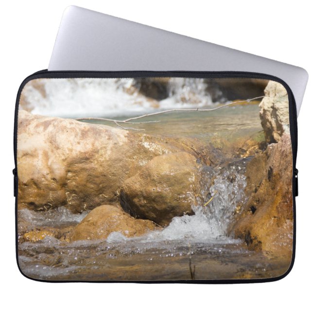 Stormy stream in het voorjaar laptop sleeve (Voorkant)