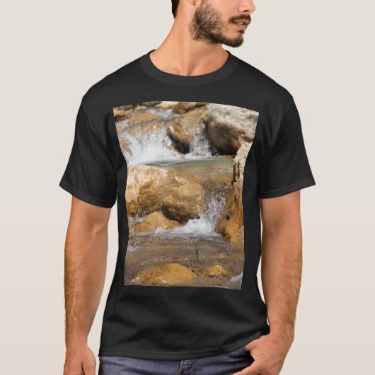 Stormy stream in het voorjaar t-shirt (Voorkant)
