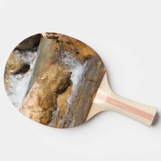 Stormy stream in het voorjaar tafeltennisbatje (Zijkant)