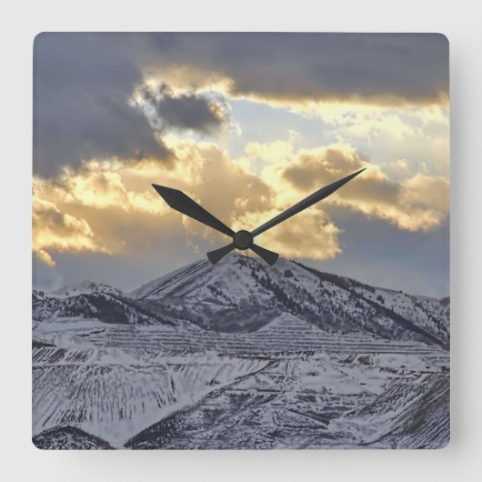 Stormy Sunset over Snow Capped Mountains Vierkante Klok (Voorkant)