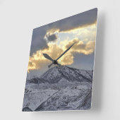 Stormy Sunset over Snow Capped Mountains Vierkante Klok (Hoek)