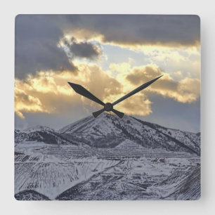 Stormy Sunset over Snow Capped Mountains Vierkante Klok