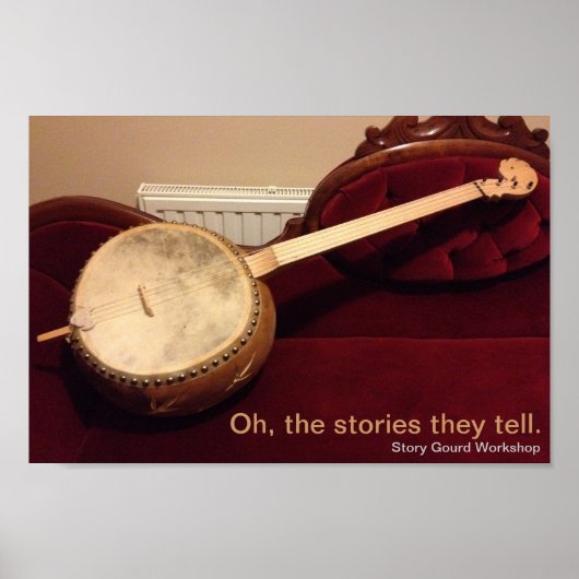 Story Gourd Poster - Roost Bass op chesterfield (Voorkant)