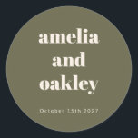 Stout Minimalistisch Boho Olijfgroen Aangepast Huw Ronde Sticker<br><div class="desc">Stout Minimalistisch Boho Olijfgroen Retro Eenvoudig Aangepast Huwelijk Klassieke Ronde Sticker</div>