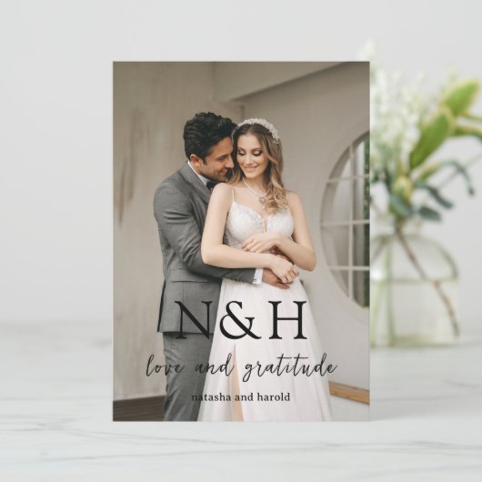 Stout Monogram Foto Moderne Huwelijk Bedankkaart (Staand voorkant)