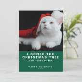 Stoute witte kat met een rode kerstmuts Modern Feestdagenkaart (Staand voorkant)