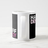 Stoutmoedige feministische protestkunst neemt demo grote koffiekop (Achterkant)