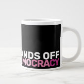 Stoutmoedige feministische protestkunst neemt demo grote koffiekop (Rechts)