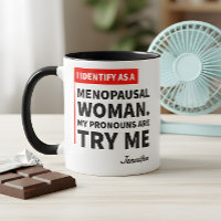 Stoutmoedige grappige menopauzale vrouw probeer me